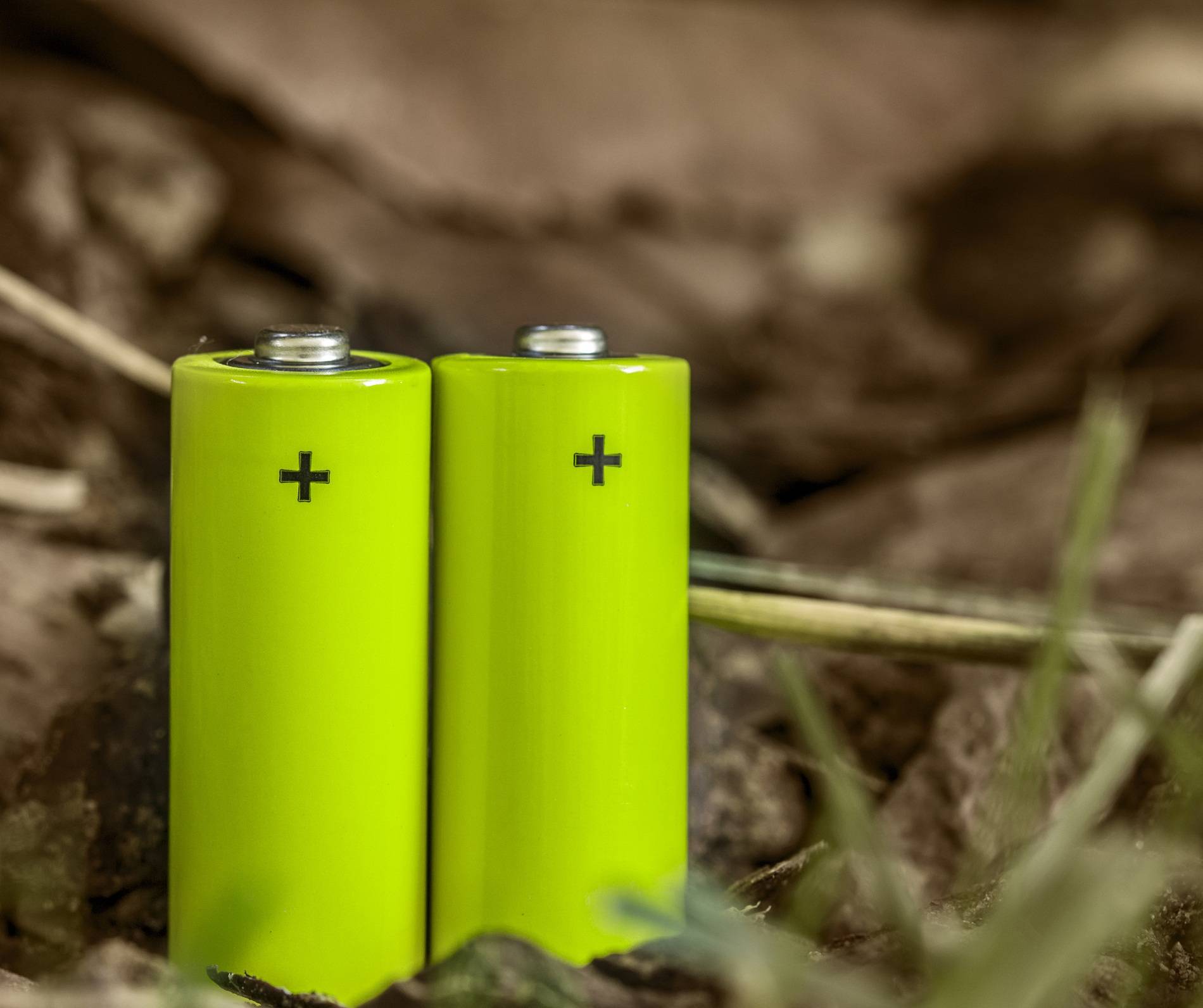 The Relationship and Differences Between Voltage and Current in Lithium-Ion Batteries