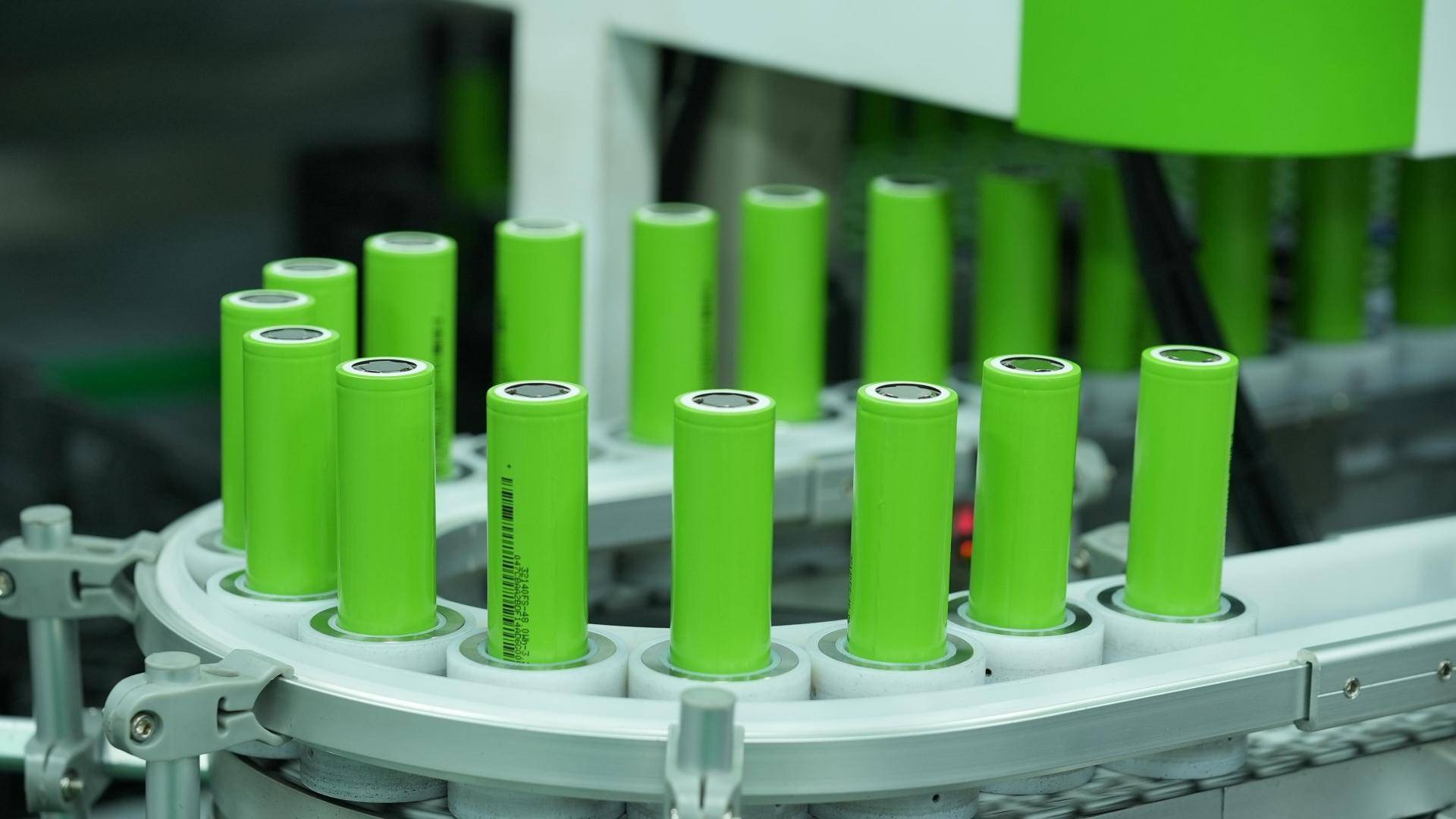 Why do lithium batteries made of different materials have different voltages?